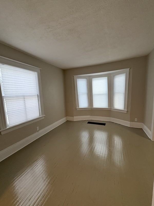 146 Roycroft Dr - Photo 6 of 25