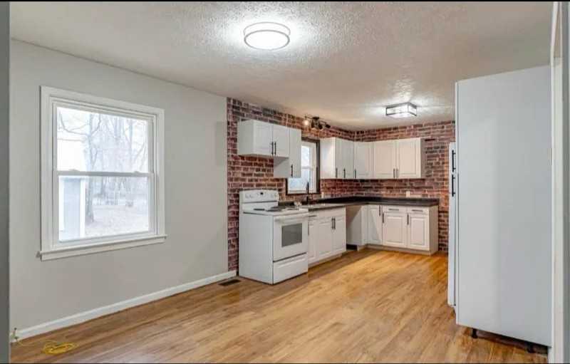 505 W Walnut St - Photo 3 of 10
