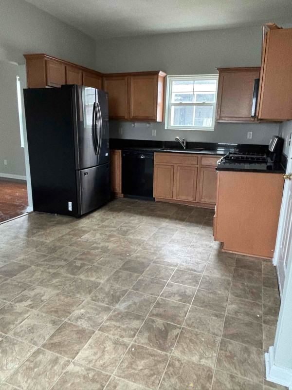 329 S Main St - Photo 7 of 16