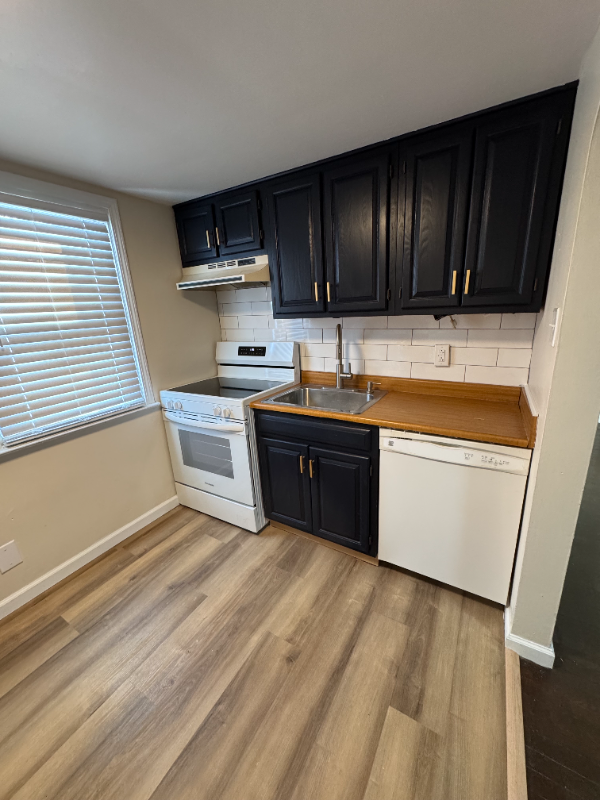 412 Pershing Dr #B - Photo 3 of 17