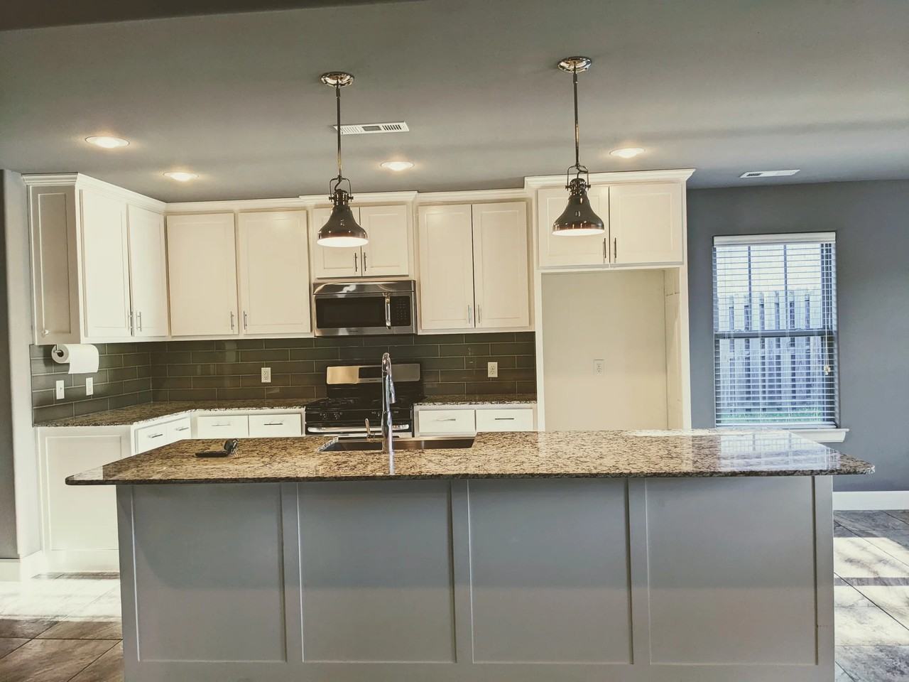 700 Hawthorn Way - Photo 2 of 9