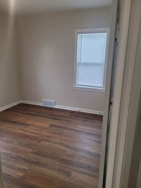 2004 Elmwood St - Photo 6 of 20