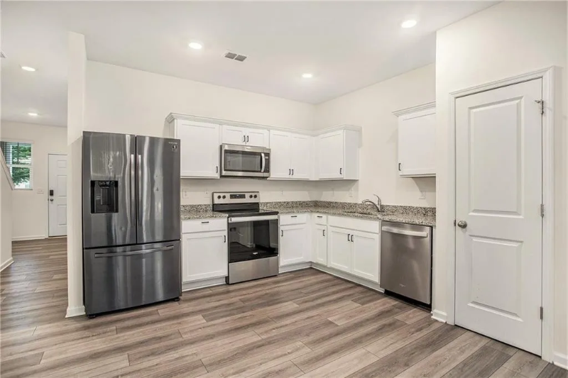 1502 Vernon Blvd - Photo 5 of 12
