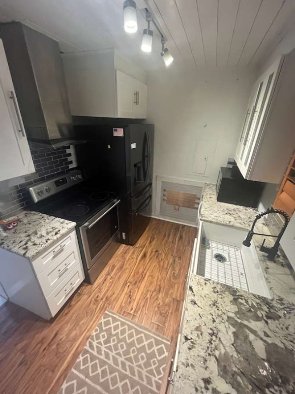 629 Selkirk St - Photo 2 of 11