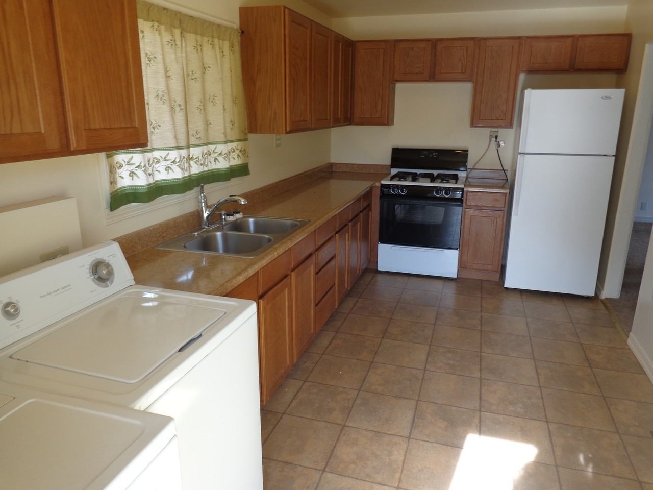 128 Aiken St - Photo 2 of 6