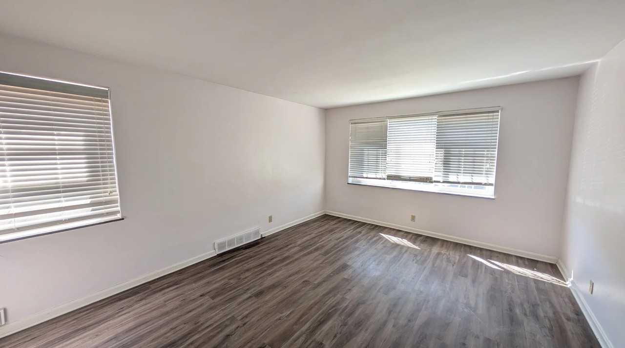 5825 Sunshine Dr - Photo 2 of 14