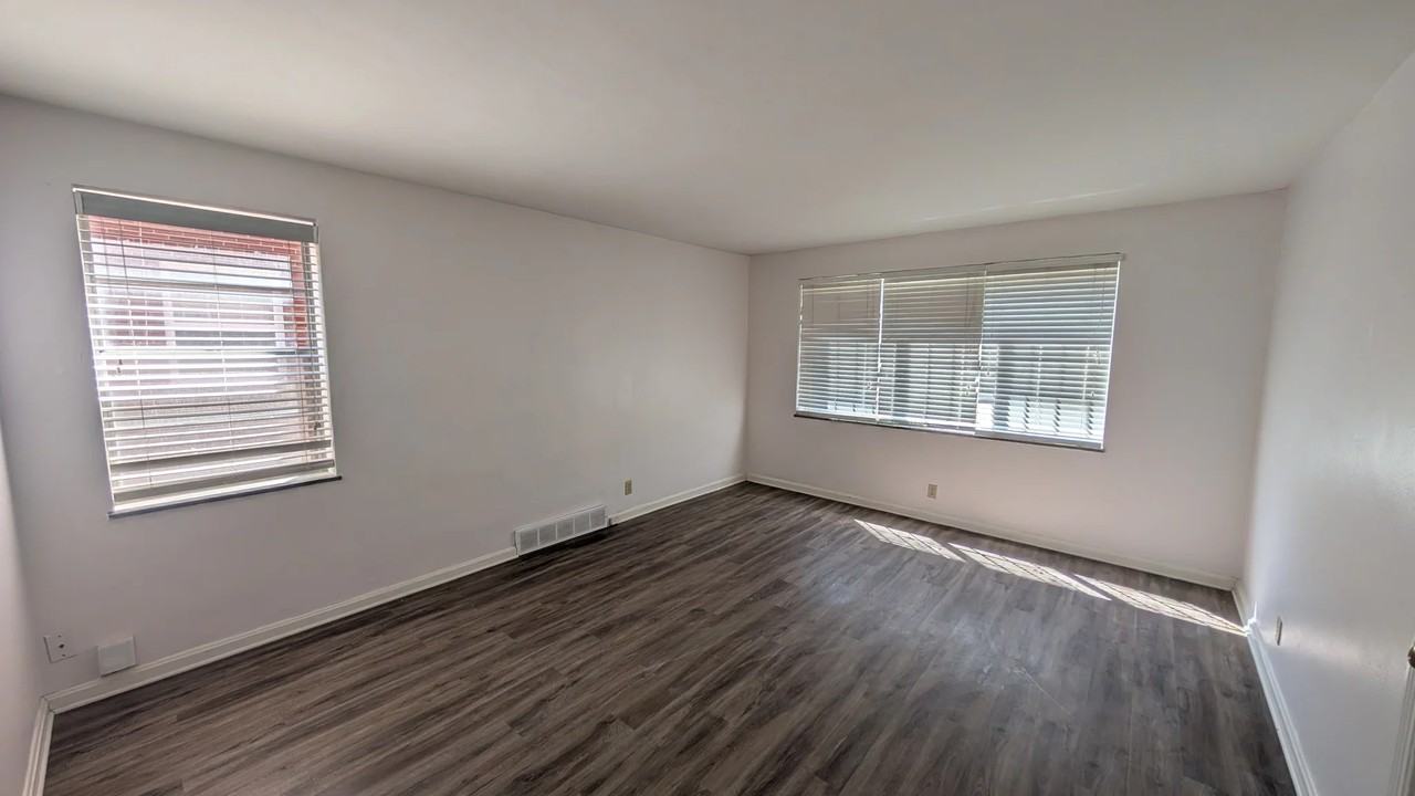 5825 Sunshine Dr - Photo 4 of 14