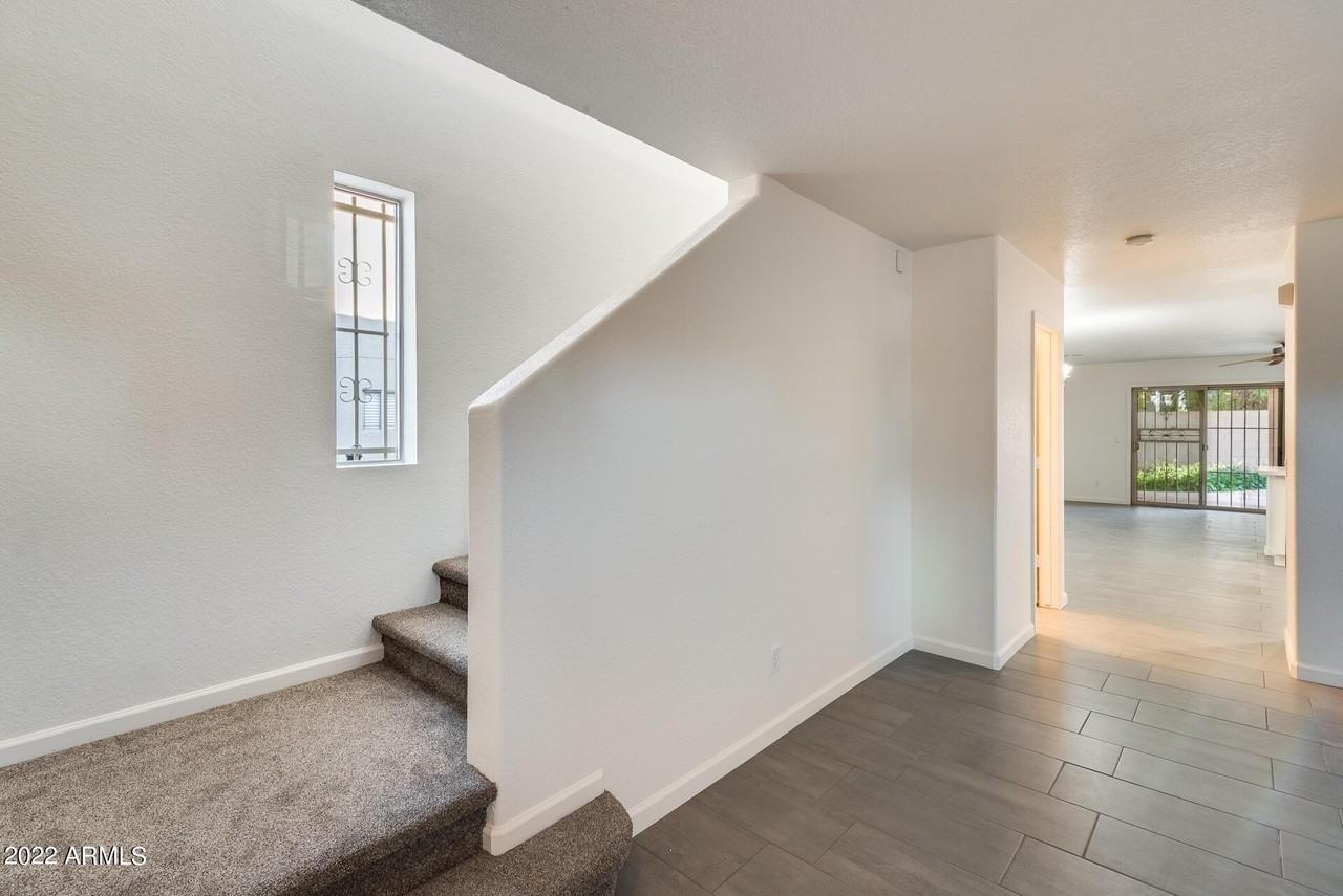 8337 W Hughes Dr - Photo 5 of 34