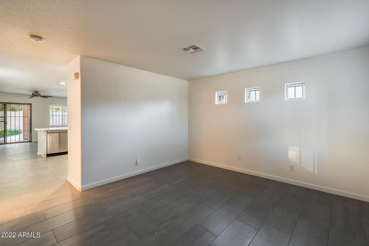 8337 W Hughes Dr - Photo 6 of 34