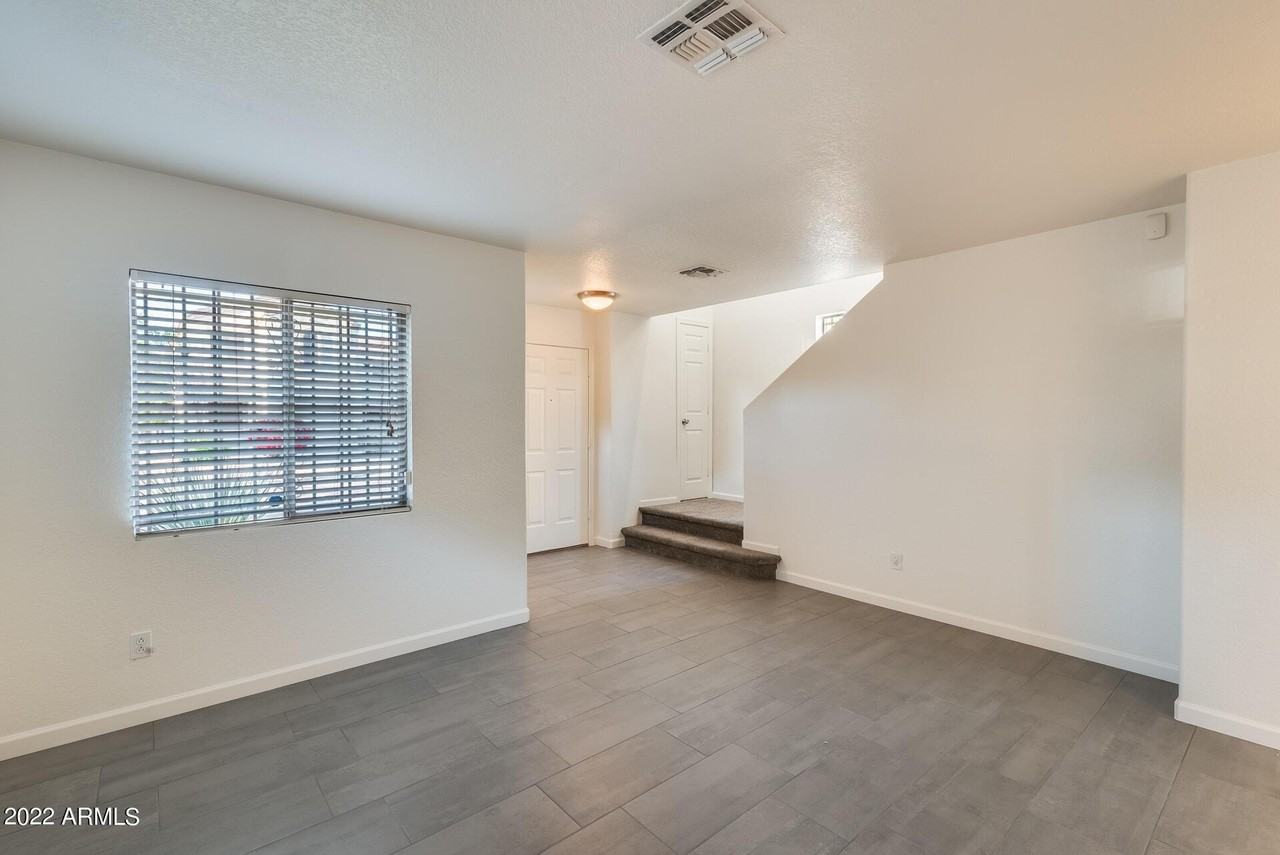 8337 W Hughes Dr - Photo 7 of 34