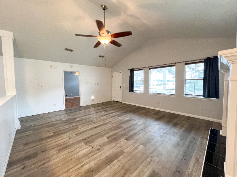 359 Mercedes Ave - Photo 7 of 20