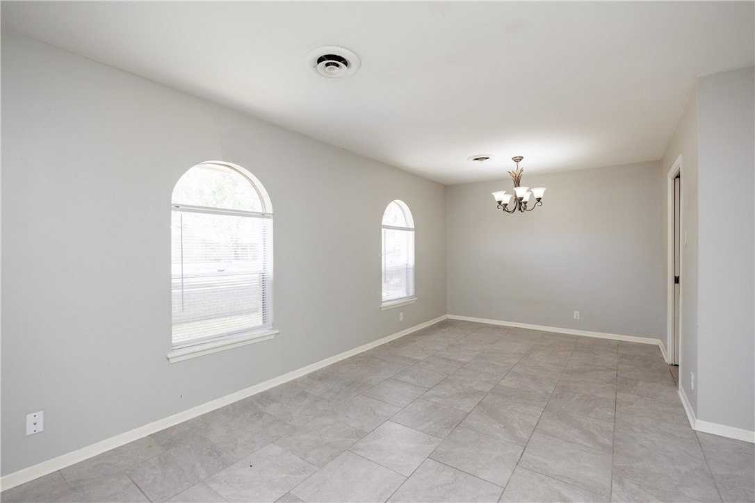 207 Blanco Dr - Photo 7 of 40