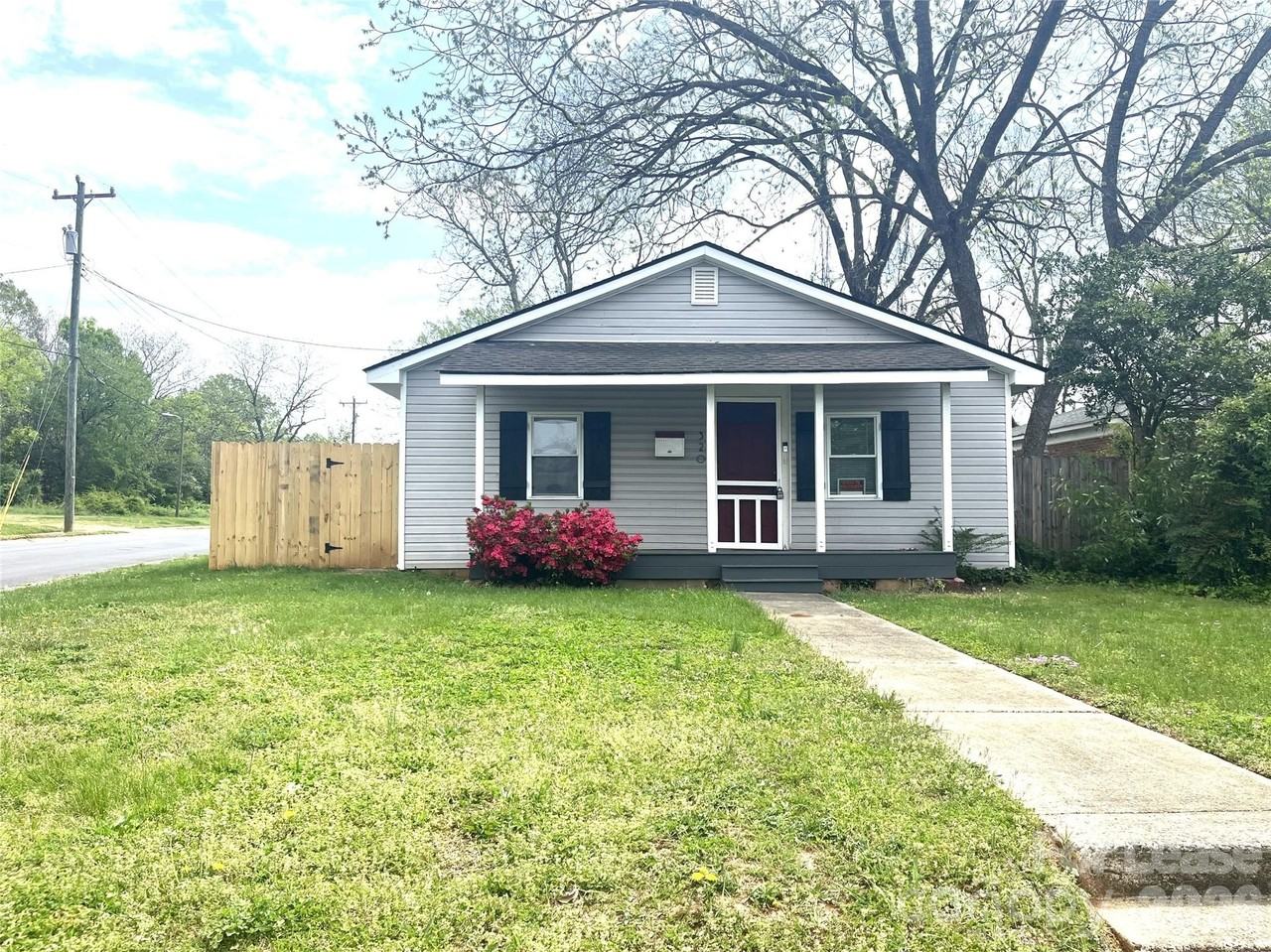 320 Skyland Ave - Photo 2 of 14