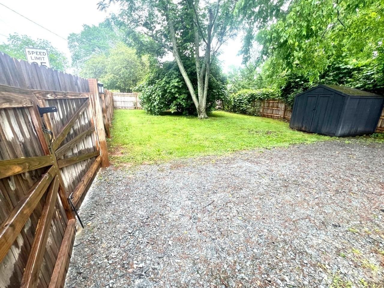 320 Skyland Ave - Photo 4 of 14