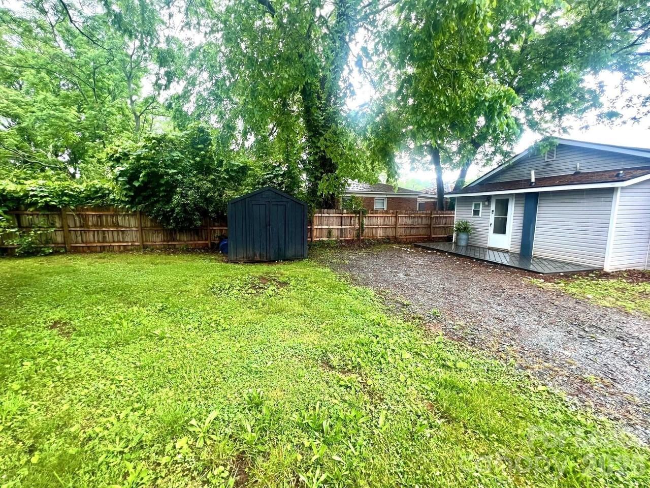 320 Skyland Ave - Photo 5 of 14