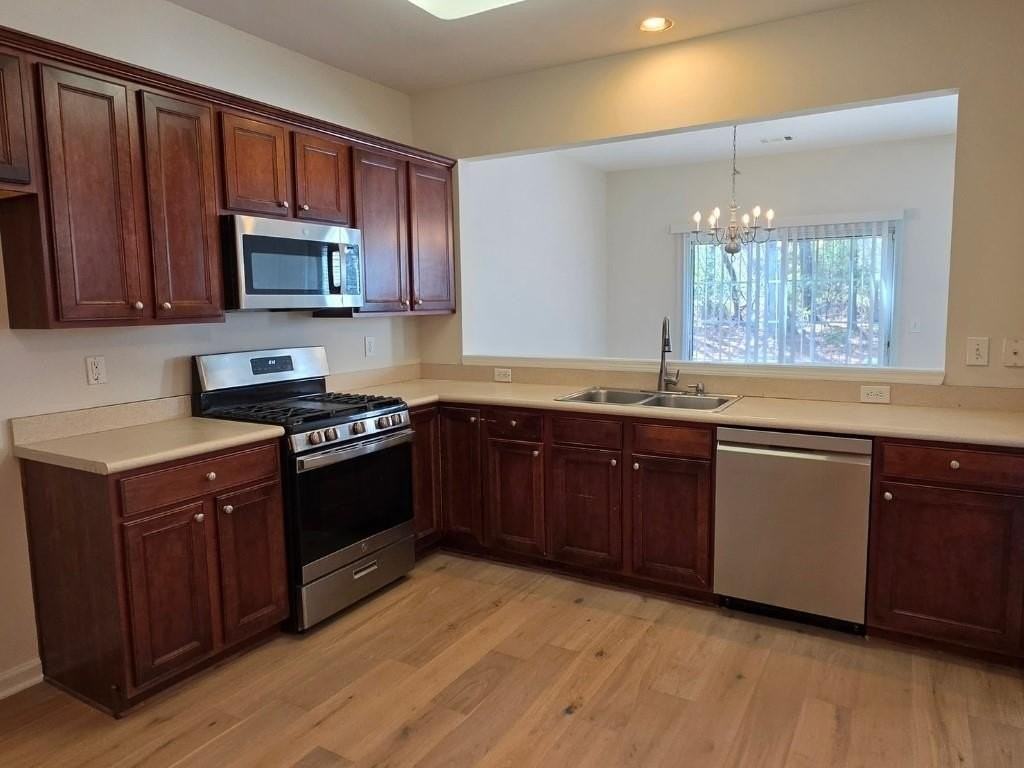 2378 Fairlie Dr - Photo 2 of 23