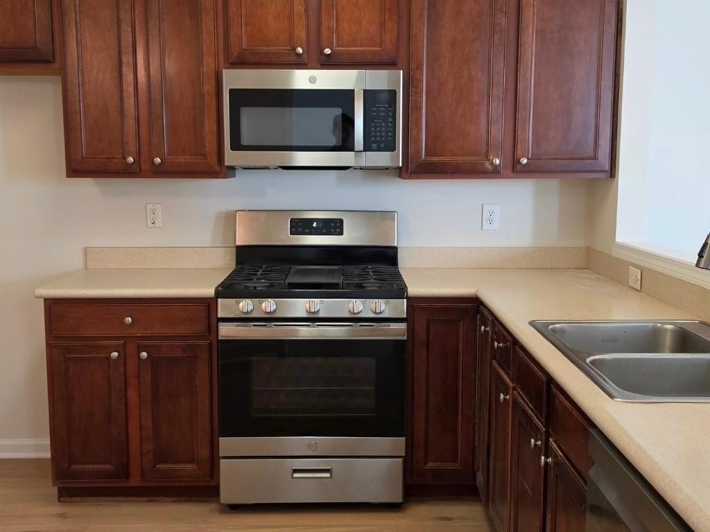 2378 Fairlie Dr - Photo 3 of 23