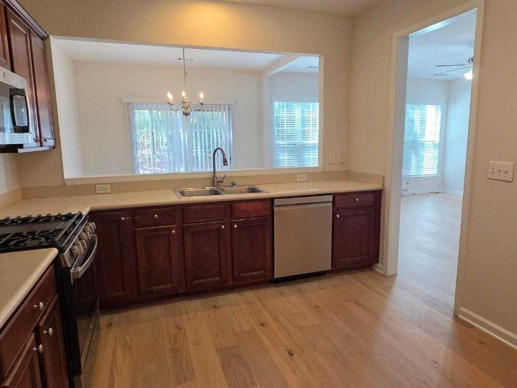 2378 Fairlie Dr - Photo 4 of 23