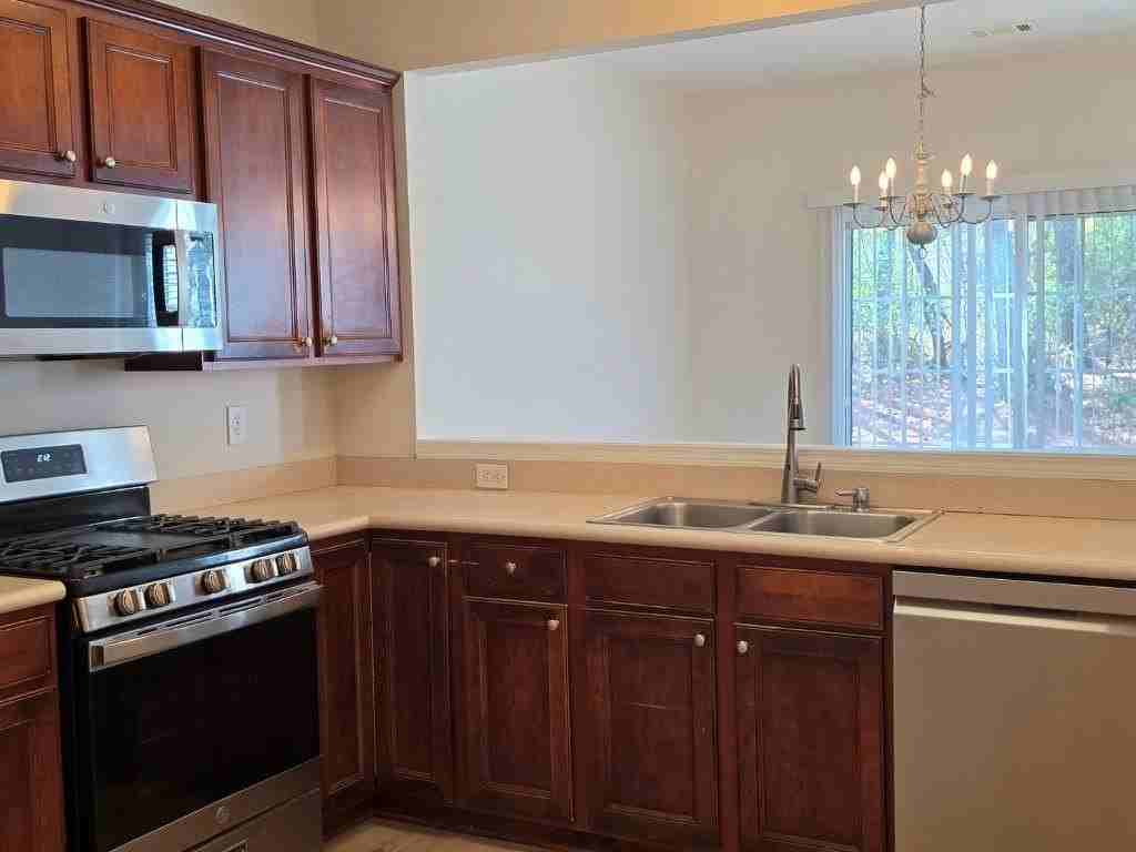 2378 Fairlie Dr - Photo 5 of 23