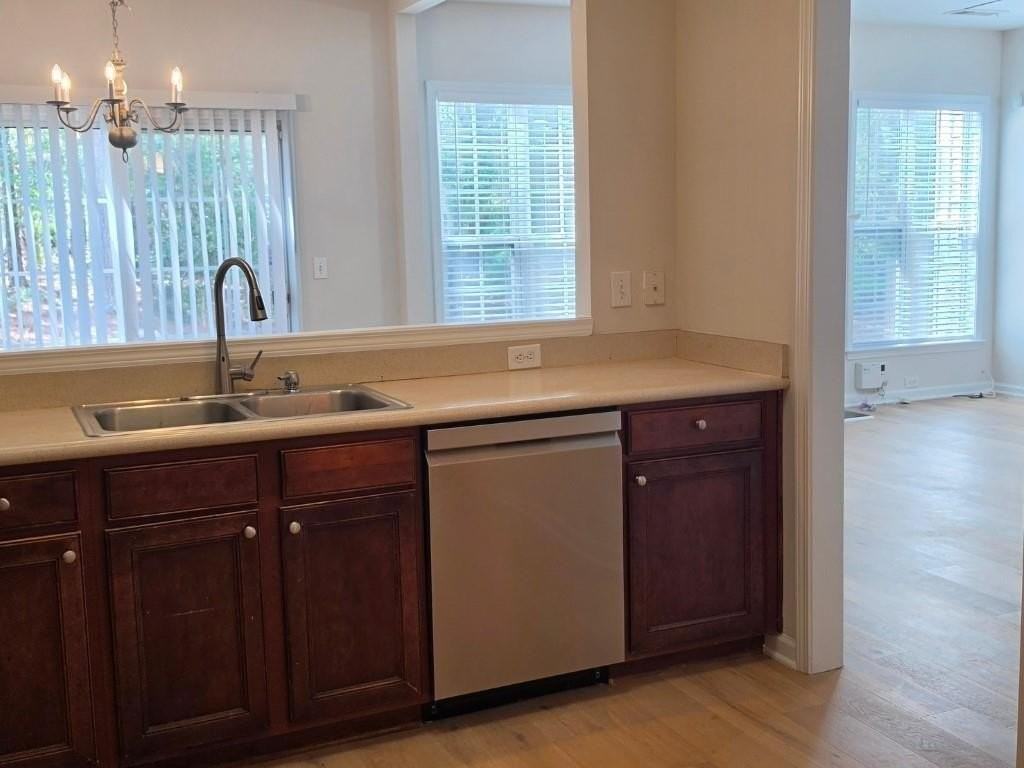 2378 Fairlie Dr - Photo 6 of 23