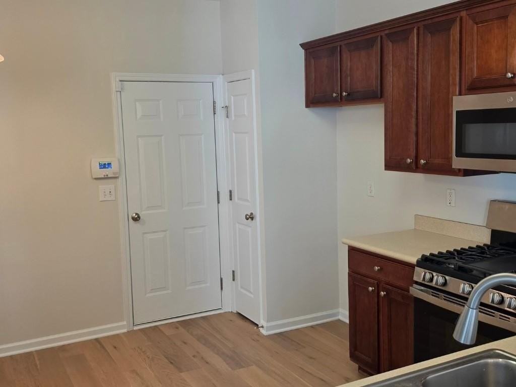 2378 Fairlie Dr - Photo 7 of 23