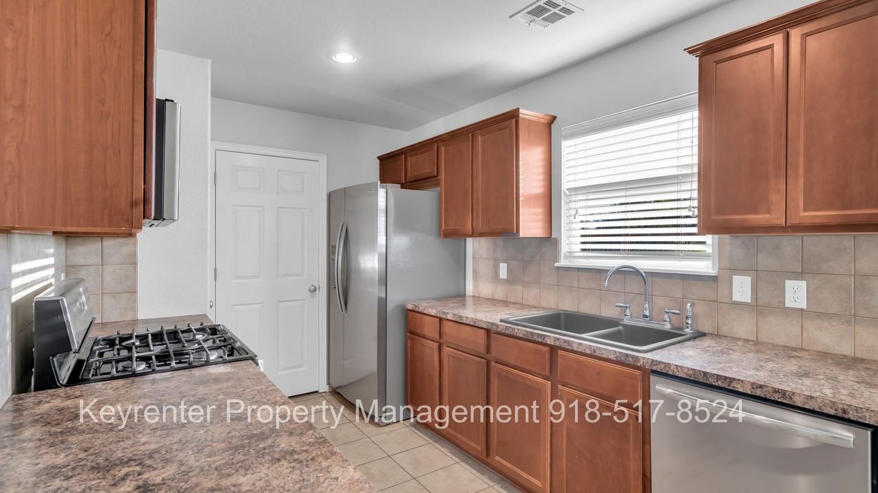 14709 E 107th Pl N - Photo 4 of 16