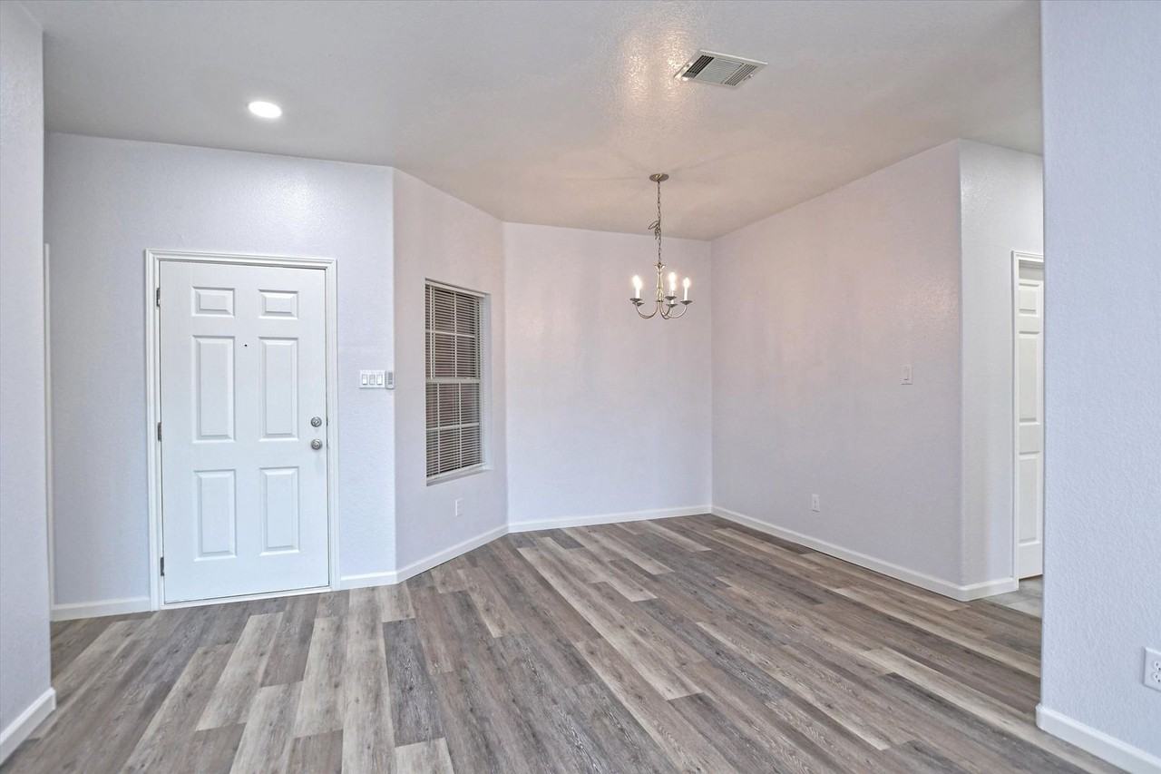 401 Bandara Woods Blvd - Photo 4 of 26