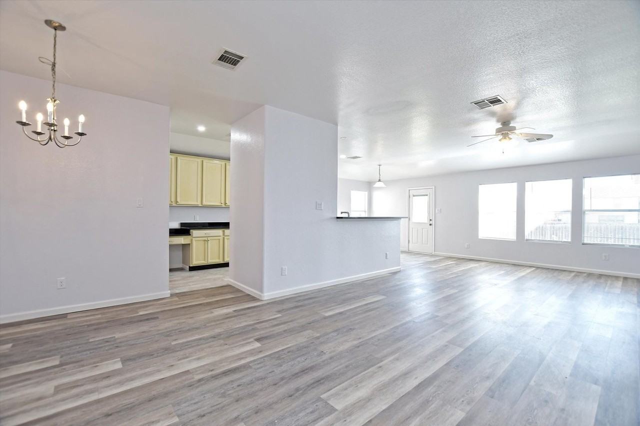 401 Bandara Woods Blvd - Photo 6 of 26