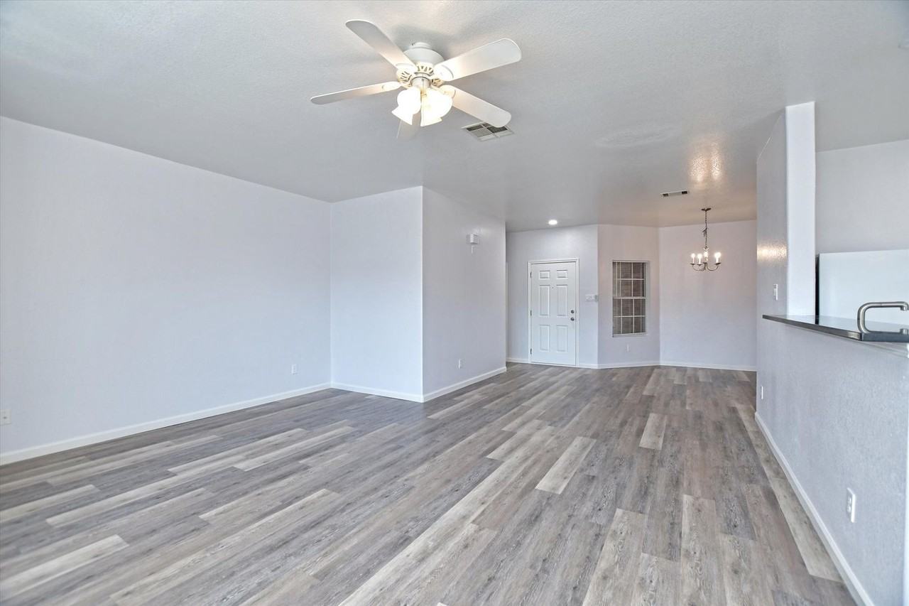 401 Bandara Woods Blvd - Photo 7 of 26