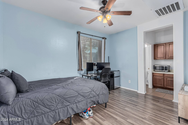 6924 W Southgate Ave - Photo 3 of 6