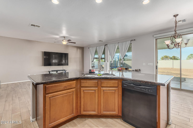 6924 W Southgate Ave - Photo 6 of 9