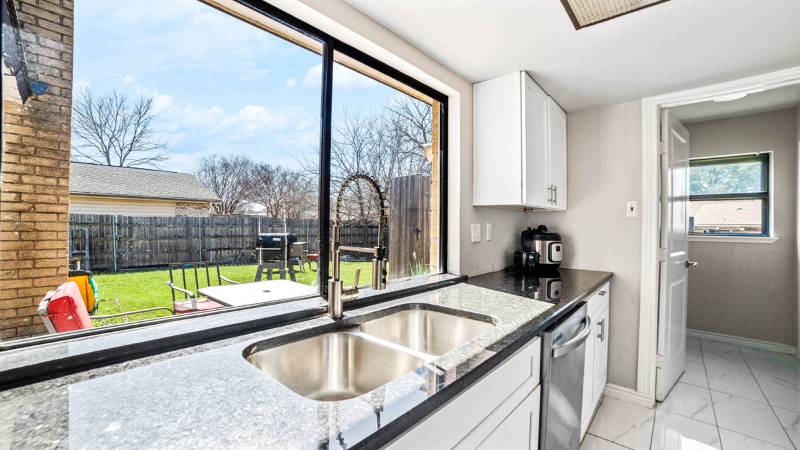 6407 Chinaberry Trl - Photo 3 of 13