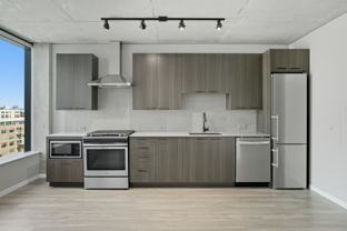 932 W Madison St - Photo 1 of 1