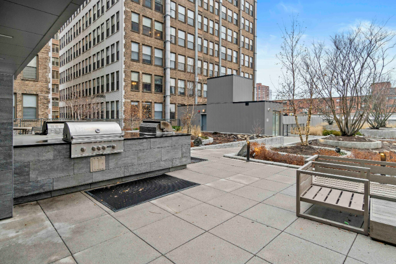 713 S Clark St - Photo 6 of 11