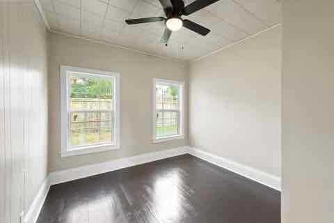 1505 Woodlawn Ave - Photo 2 of 17