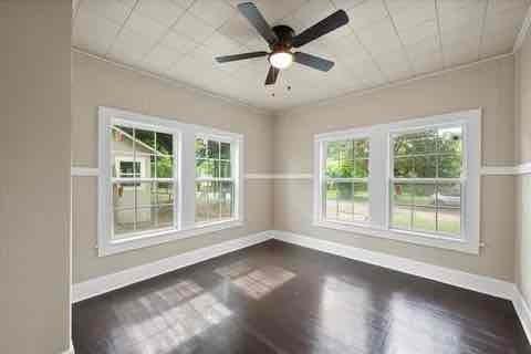 1505 Woodlawn Ave - Photo 4 of 17