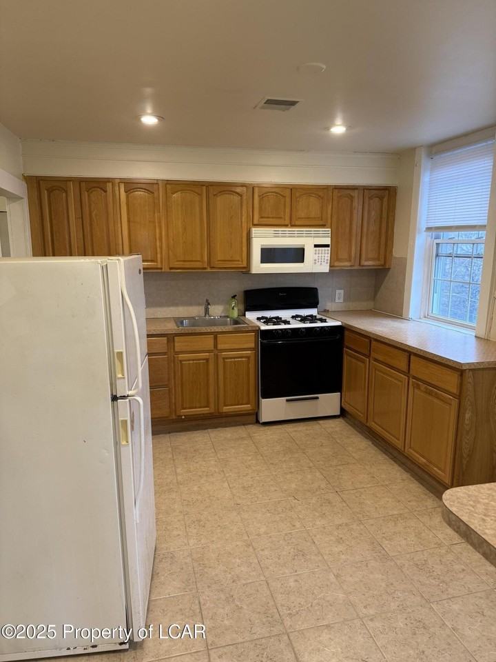 717 Mill St - Photo 4 of 9