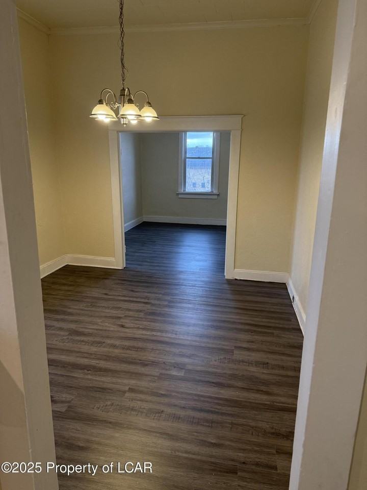 717 Mill St - Photo 5 of 9