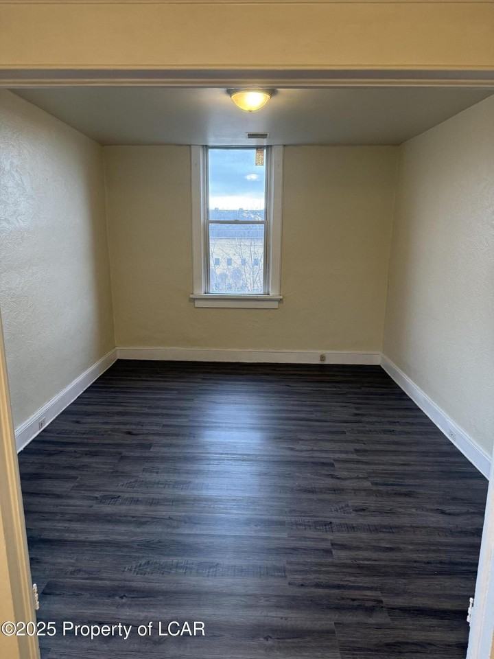 717 Mill St - Photo 6 of 9