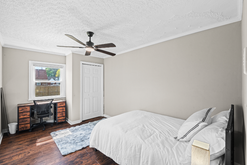 206 E 37th St - Photo 2 of 9