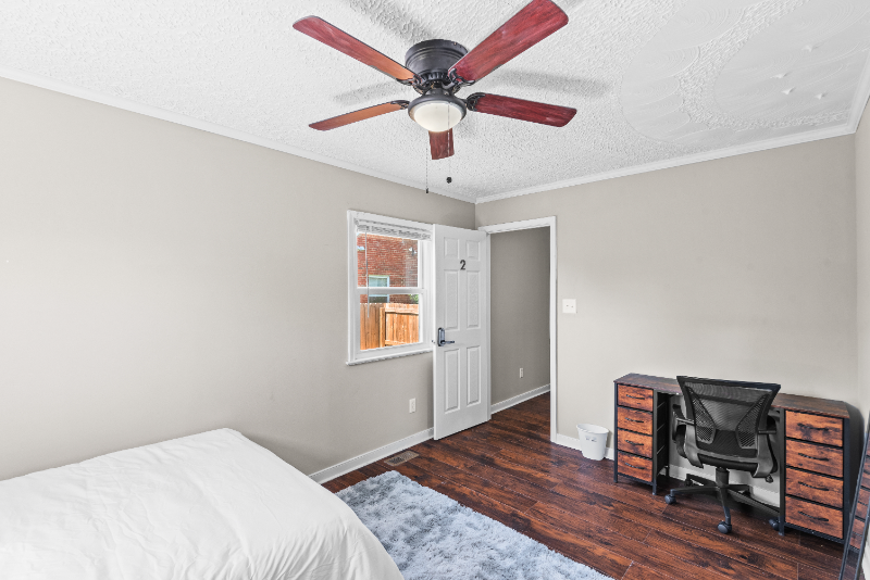 206 E 37th St - Photo 3 of 9