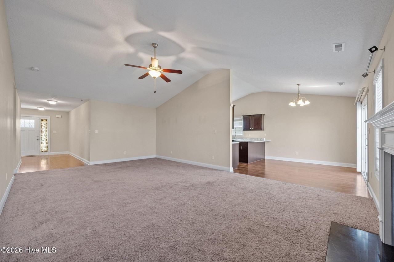 320 Aquamarine Cir - Photo 4 of 31