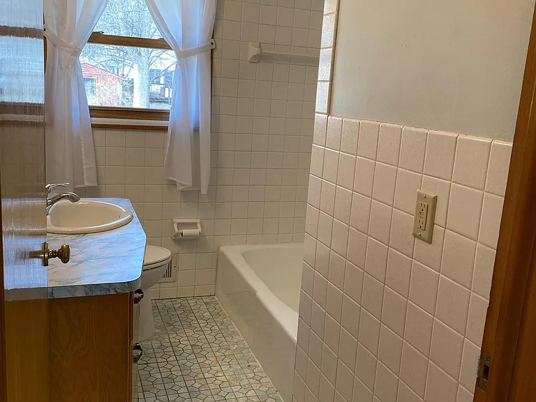 914 Sommerville St S - Photo 5 of 9