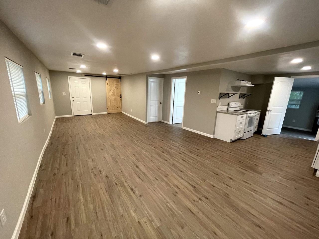 723 Pecan Ln - Photo 2 of 10