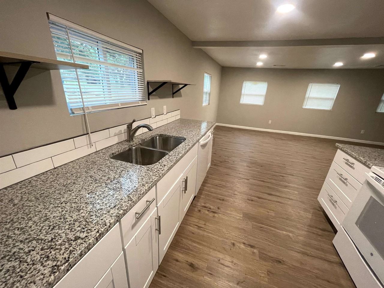 723 Pecan Ln - Photo 3 of 10