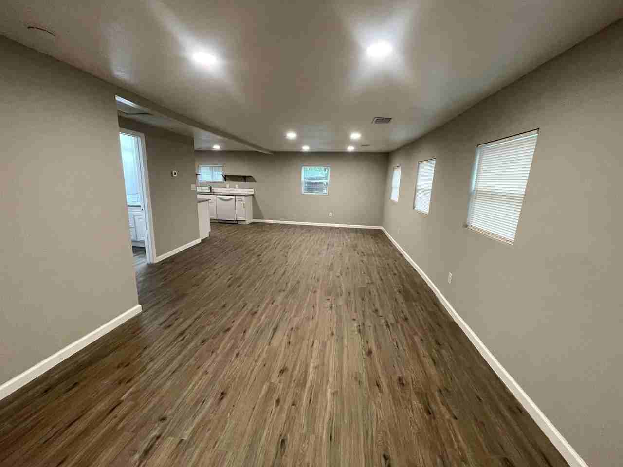 723 Pecan Ln - Photo 4 of 10