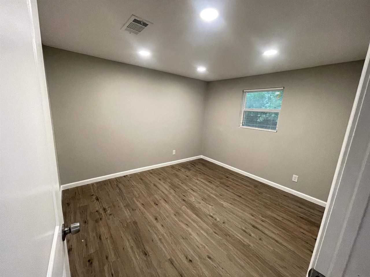 723 Pecan Ln - Photo 7 of 10