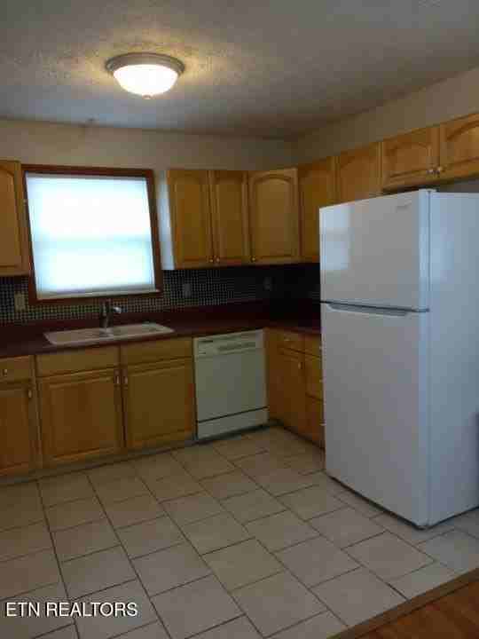 322 Norfolk Cir - Photo 4 of 10