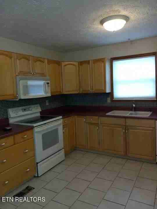 322 Norfolk Cir - Photo 5 of 10