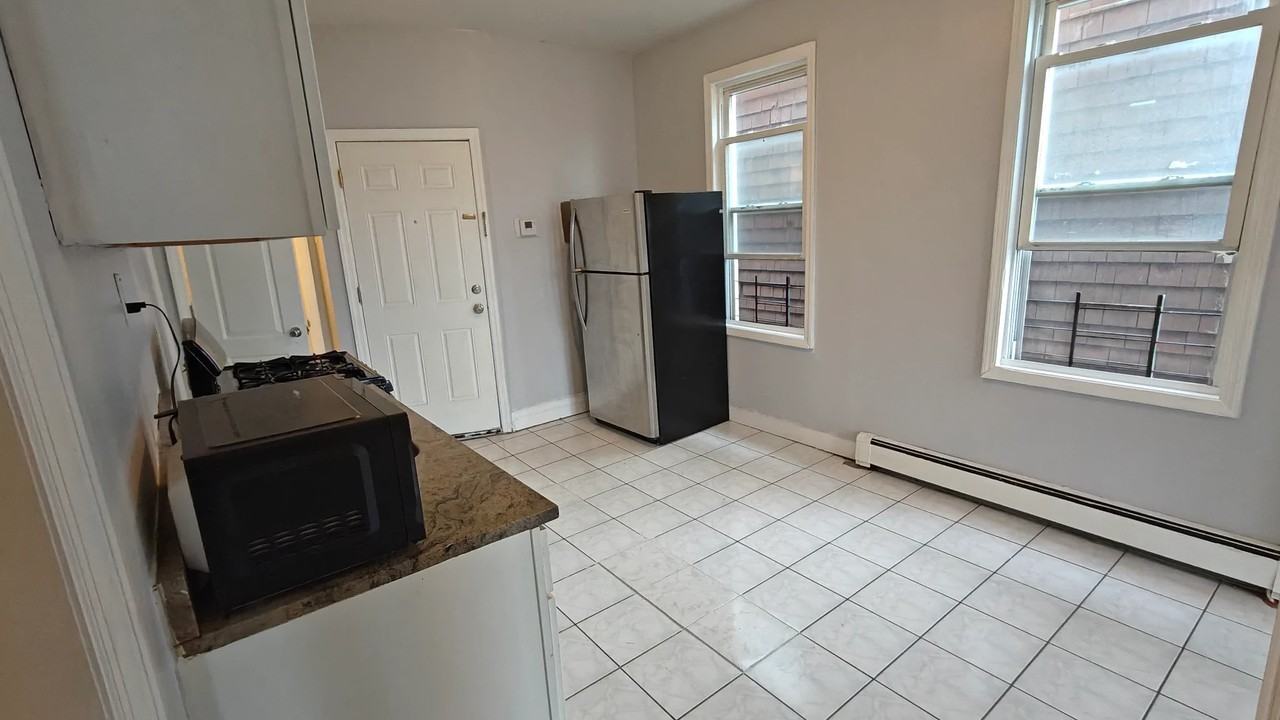 166 Lexington Ave #2R - Photo 3 of 11